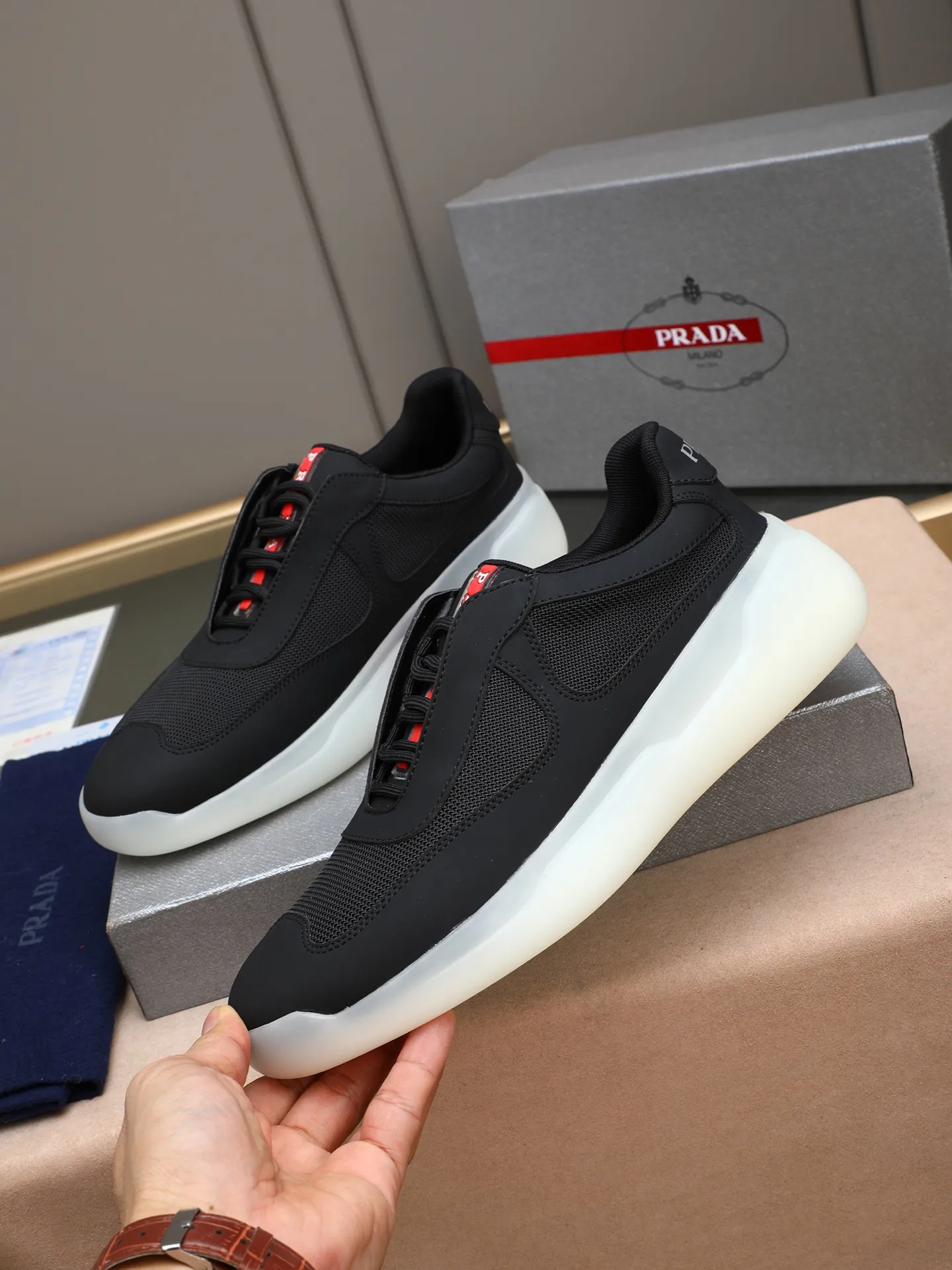 Men's shoes💰420 Prada/Prada sneakers👟! Low-top lace-up sports shoes, fashionable and elegant style. Made of top-layer cowhide leather spliced ​​with breathable mesh. Soft, comfortable and breathable. Logo lettering on the tongue. Finely crafted details. Lightweight foam sole, fashionable and versatile‼ ️size: 38-44 (45 customized